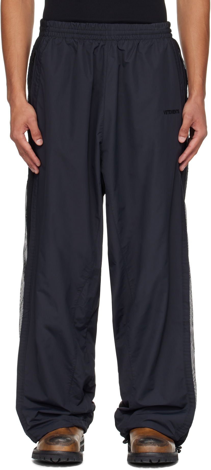 Trenirka VETEMENTS VETEMENTS Mesh Panel Track Pants Črna | UH76GP700B