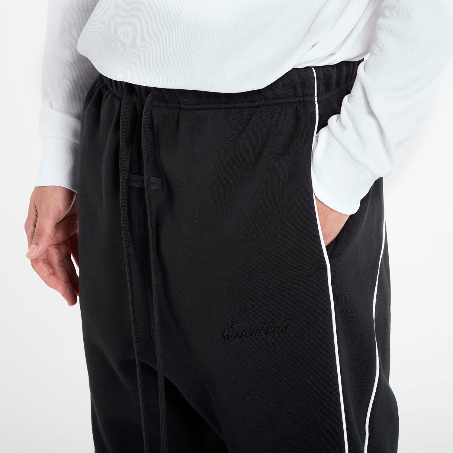 Trenirka Fear of God Fear of God Essentials Relaxed Sweatpants with Piping Črna | 130SP258060F-378, 1