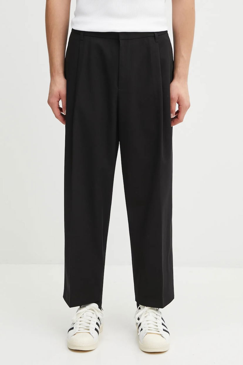 Hlače MAISON KITSUNÉ Maison Kitsuné Cropped Pleated Trousers Črna | PM01123WT3019