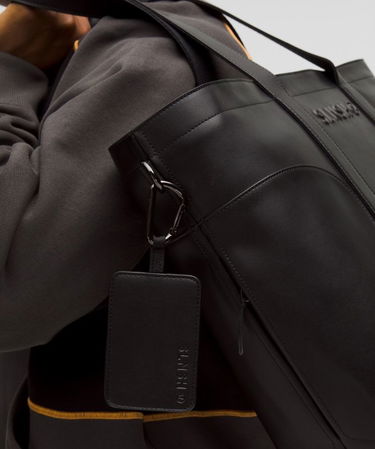 Obeski za ključe lululemon Leather Alternative Tag with Carabiner SLNSH Collection Črna | prod11870532, 3