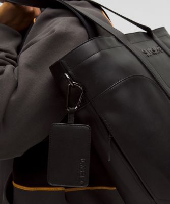 Obeski za ključe lululemon Leather Alternative Tag with Carabiner SLNSH Collection Črna | prod11870532, 7