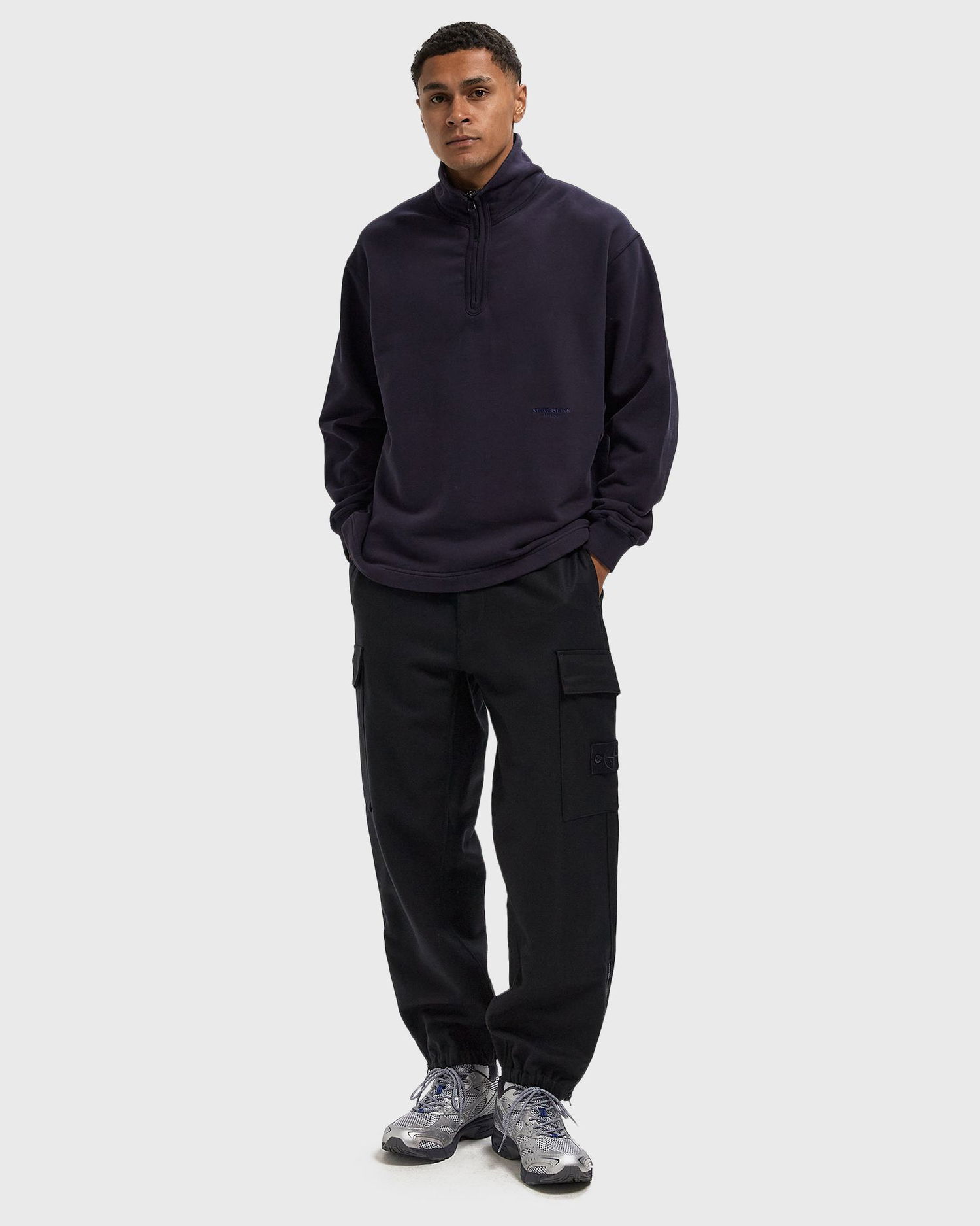 Cargo hlače Stone Island Elasticated Waist Cargo Trousers with Zipped Cuffs Črna | K2S153100021S0F24.V0020, 1