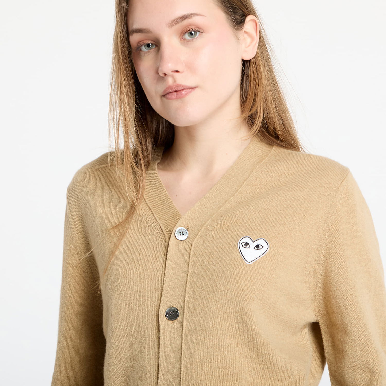 Pleteni pulover Comme des Garçons Play White Emblem V-Neck Cardigan Bež | AX-N066 LIGHT CAMEL, 1