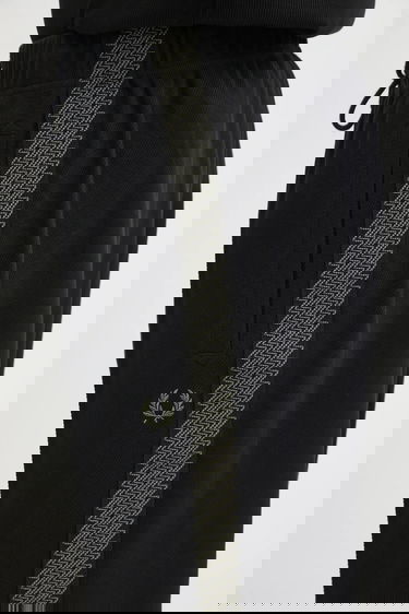 Trenirka Fred Perry Track Pants with Side Stripe and Embroidered Laurel Wreath Črna | T1301, 3