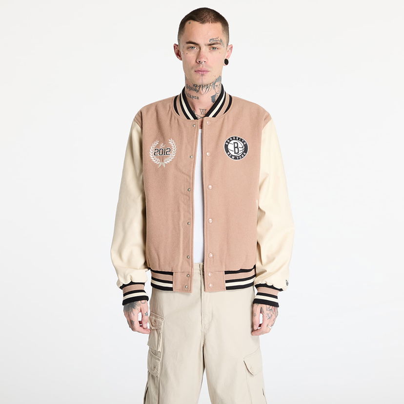 Bomber jakna New Era Lifestyle Beige Varsity Jacket Bež | 60574502