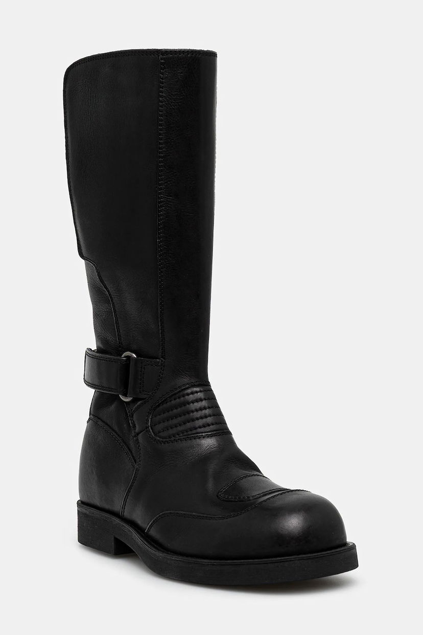 Superge in čevlji Maison Margiela MM6 Maison Margiela Tall Leather Boots with Buckle and Flat Heel Črna | S66WW0100.P7431.T8013