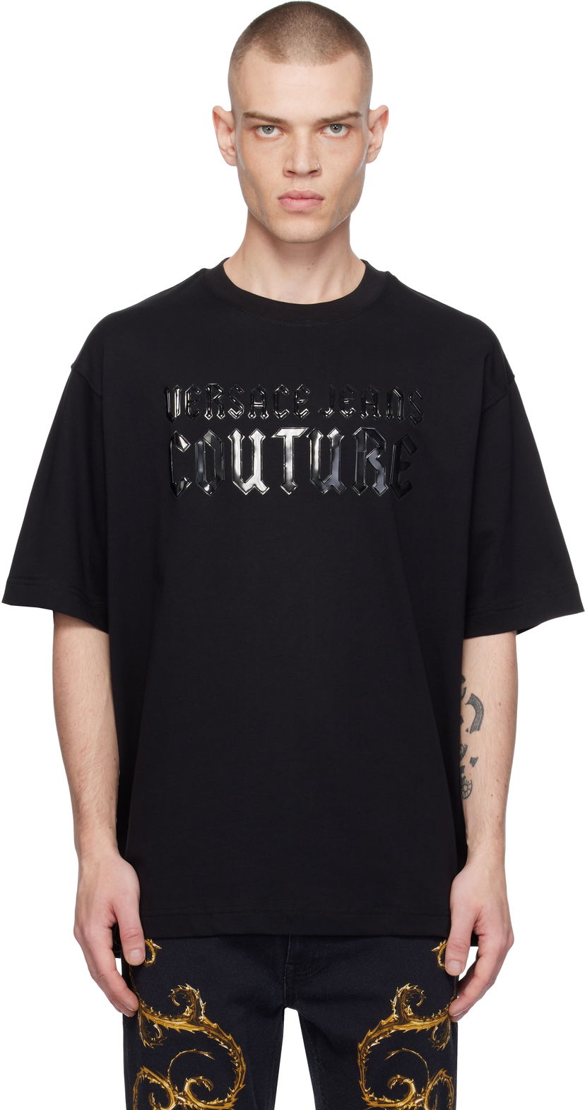 Majica Versace Gothic Logo Relaxed Fit T-Shirt Črna | E77GAHL02_ECJ01L