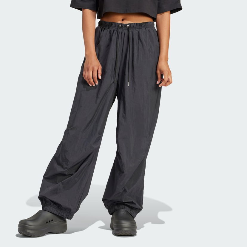 Hlače in kavbojke adidas Originals Premium Essentials Nylon Parachute Siva | IT6725