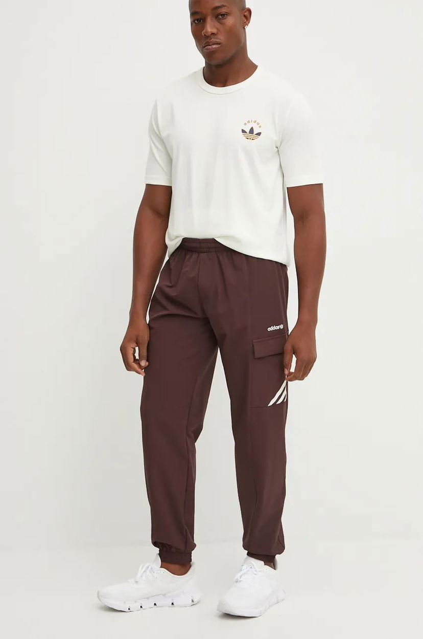 Cargo hlače adidas Originals Cargo Pants With Logo Application Rjava | IX9621