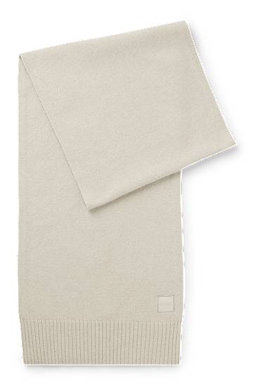 Šala BOSS Ribbed-hem plain-knit scarf with woven logo badge Bež | 50522445