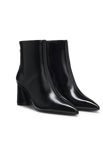 Superge in čevlji BOSS Ankle boots in leather with embossed logo Črna | 50552784