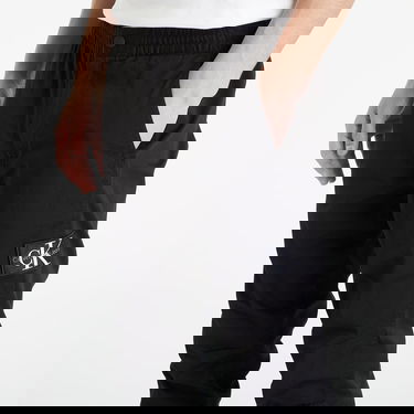 Cargo hlače CALVIN KLEIN Monologo Badge Casual Chinos Črna | J30J322923 BEH, 2