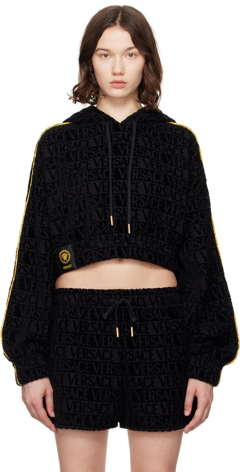 Pulover Versace Versace 'I Heart Baroque' Crop Velour Hoodie Črna | 1020144_1A14584