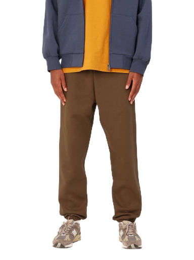 Trenirka Carhartt WIP Chase Sweat Pant "Tamarind / Gold" Rjava | I028284_1R0_XX