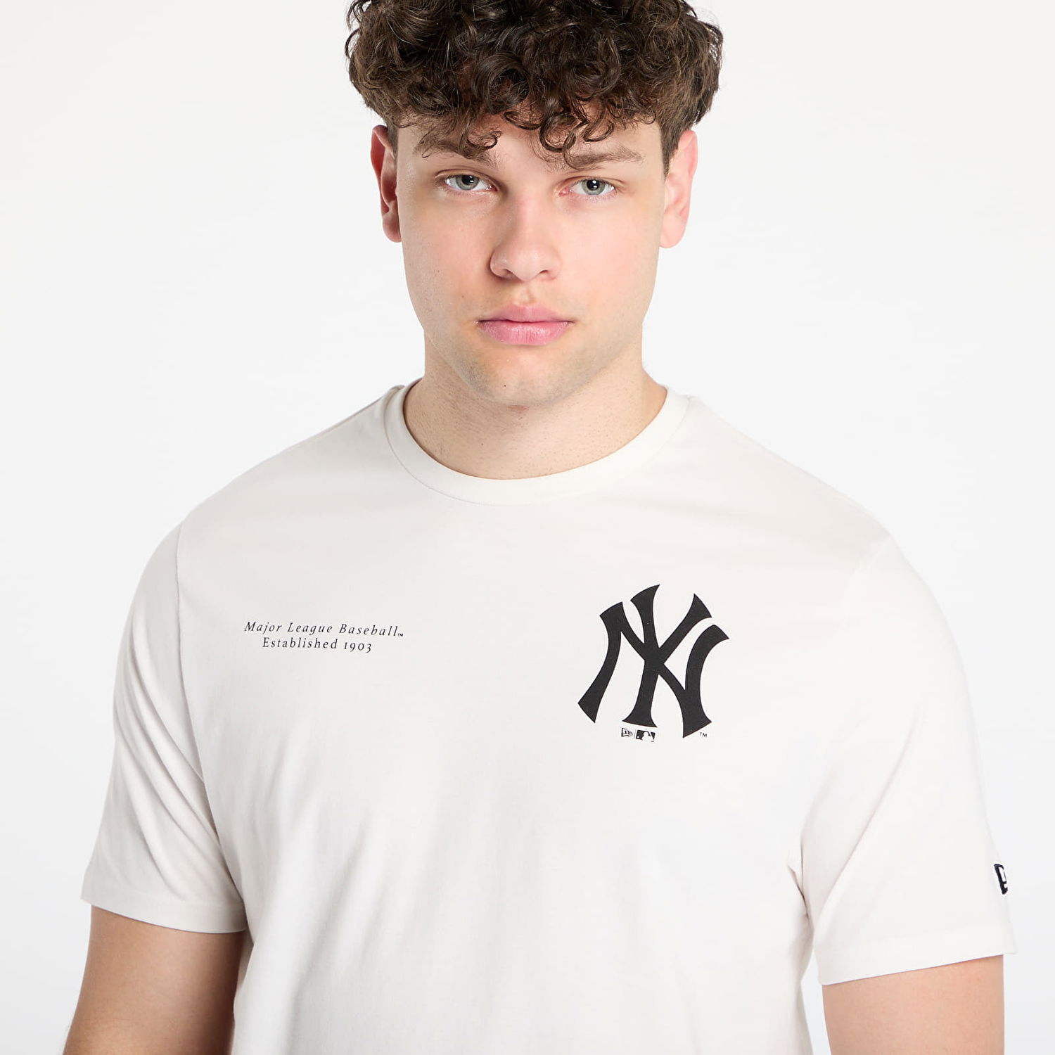 Majica New Era New Era New York Yankees Arch Graphic Regular Tee Bela | 60667714, 1
