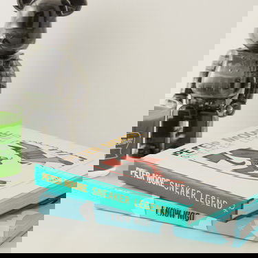 Knjige in revije Rizzoli Peter Moore: Sneaker Legend by Jason Coles/Jacques Chassaing/Tinker Hatfield Bela | 9780847835430, 5