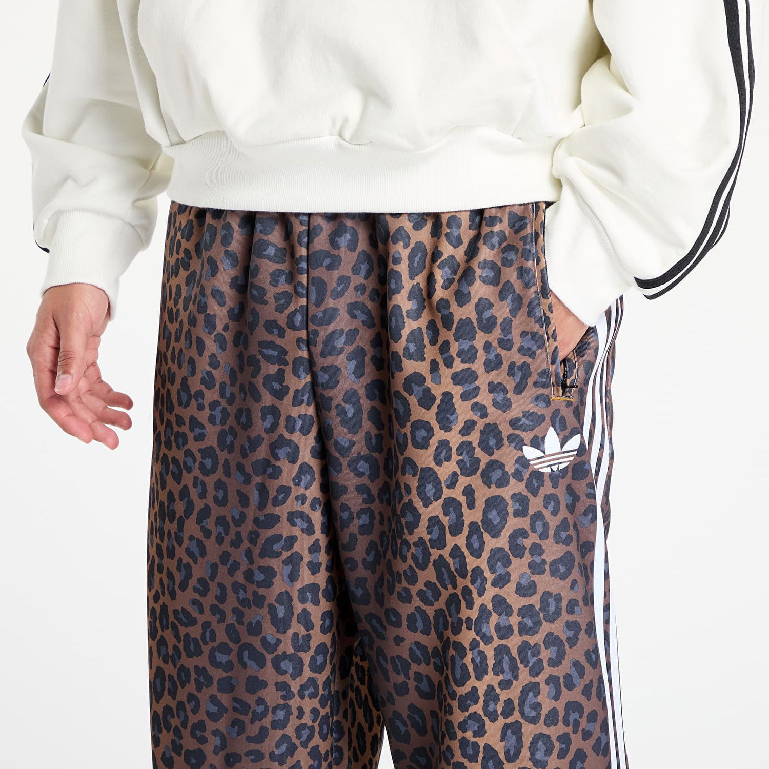 Trenirka adidas Performance Firebird Loose Leopard Track Pants Rjava | JV7580, 1