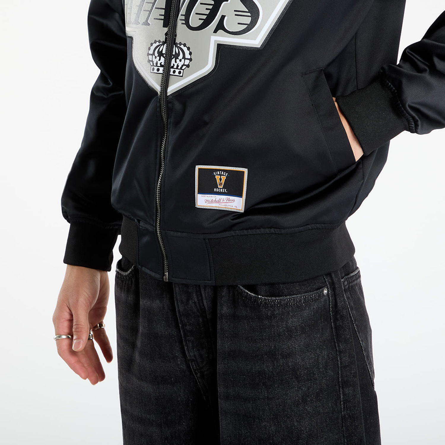 Bomber jakna Mitchell & Ness NHL Maxxed Out Satin Jacket Kings Wayne Gretzky XL Črna | JK11279-LAKBLCK, 1