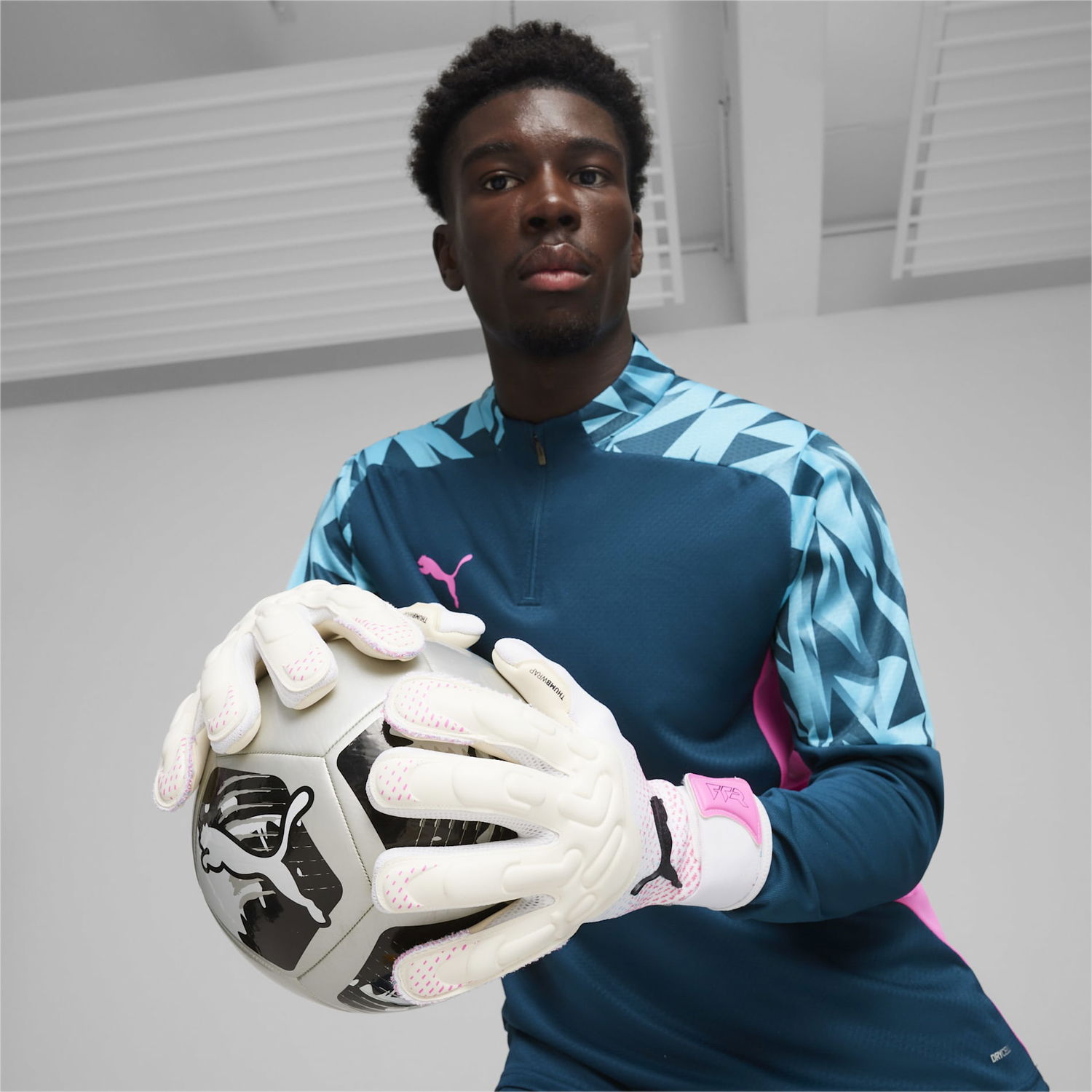 Rokavice Puma FUTURE Pro Hybrid Goalkeeper Gloves with 4MM Duo Supersoft Latex and Thumbwrap Večbarvna | 041924-01, 1
