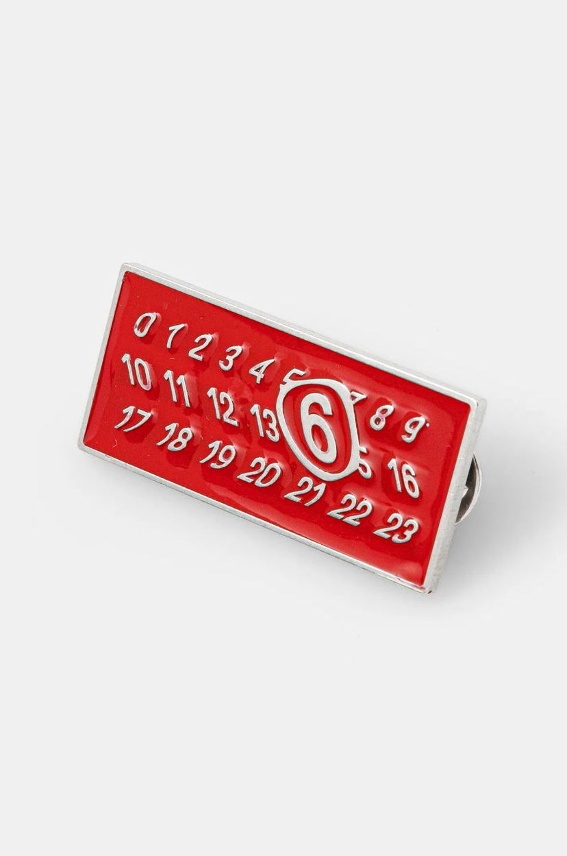 Zatiči Maison Margiela Numbers Logo Red Enamel Pin Rdeča | SM7VK0021.P7070