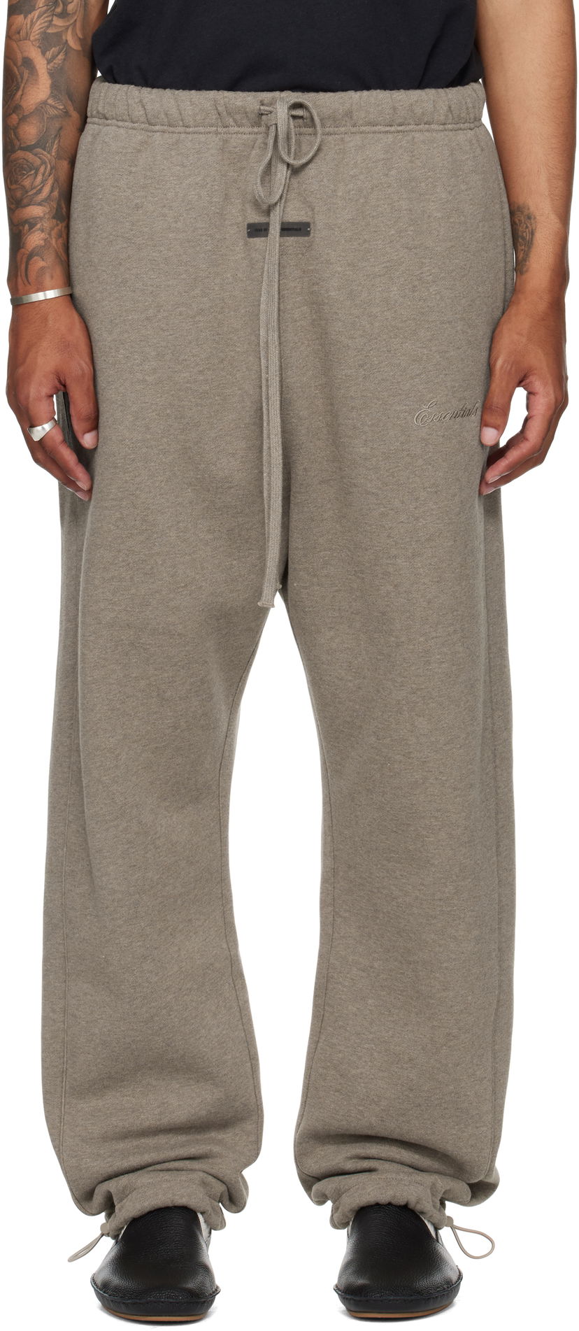 Trenirka Fear of God Fear of God ESSENTIALS Relaxed Fleece Piping Sweatpants Siva | 130SP258063F