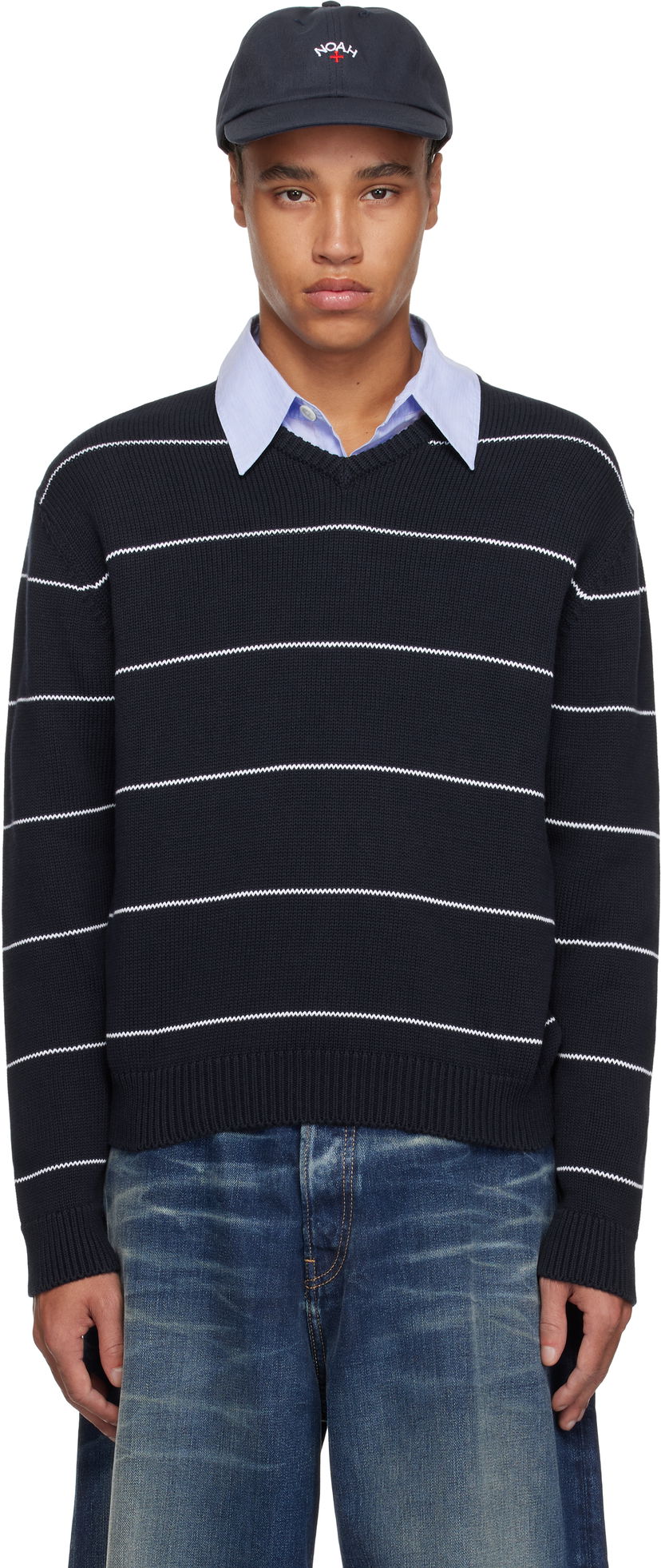 Pleteni pulover Noah Noah Striped V-Neck Sweater Mornarica | SW096SS25NVY