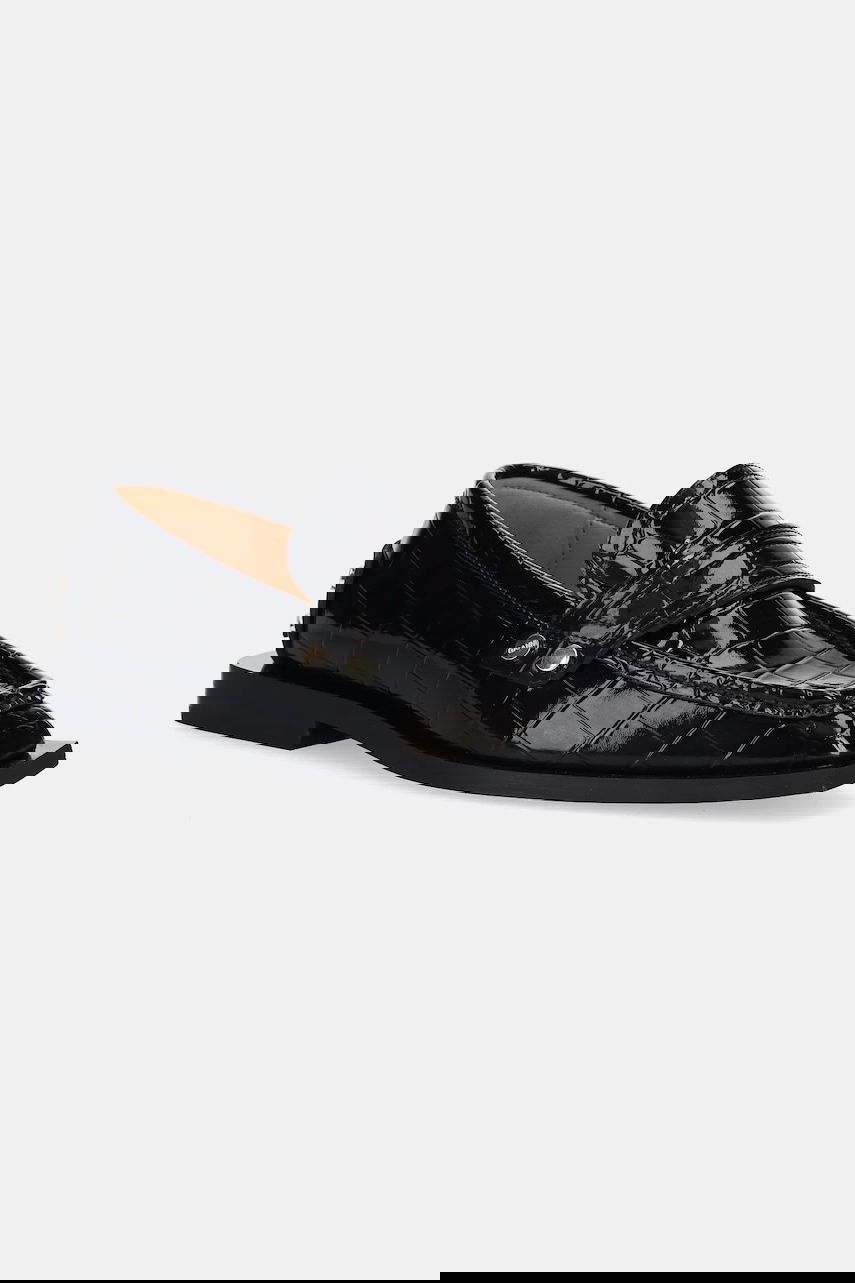Superge in čevlji GANNI GANNI Studs Square Toe Shiny Croco Loafers Črna | S3014, 0