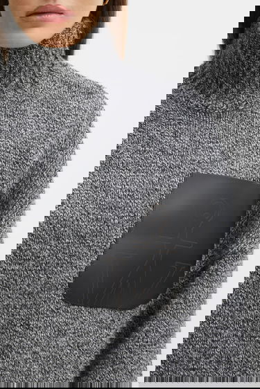 Pleteni pulover JW Anderson JW Anderson Turtleneck Wool Blend Sweater with Leather Patch Pocket Siva | KW1292.YN0367, 3