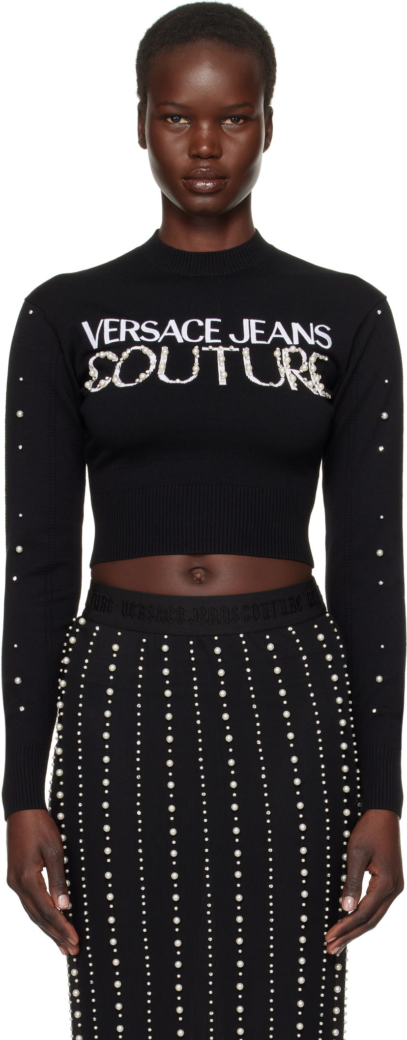 Pleteni pulover Versace Embellished Logo Cropped Sweater Črna | E77HAFM30_ECMN60
