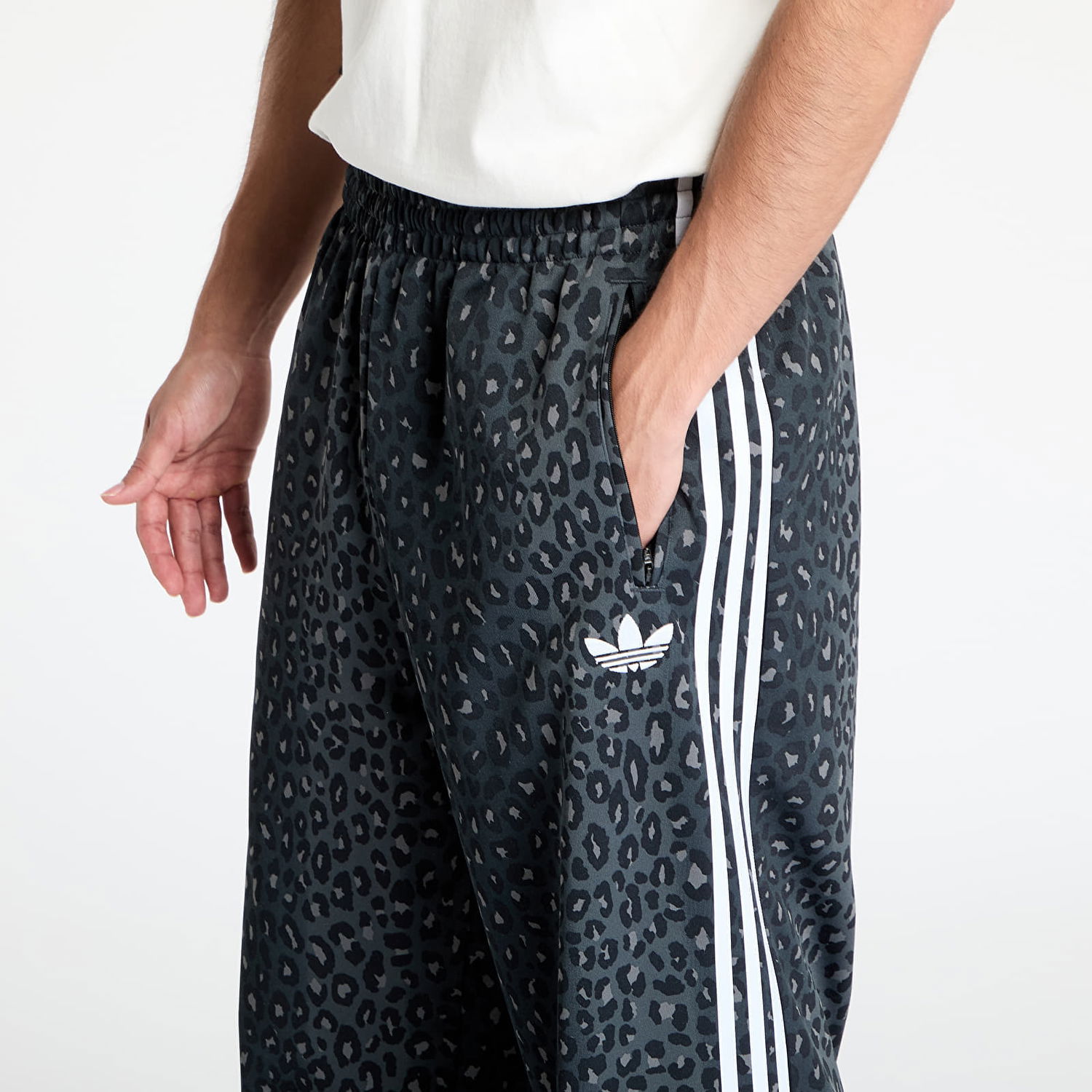 Trenirka adidas Performance Firebird Leopard Print Track Pants Siva | JV7582, 1