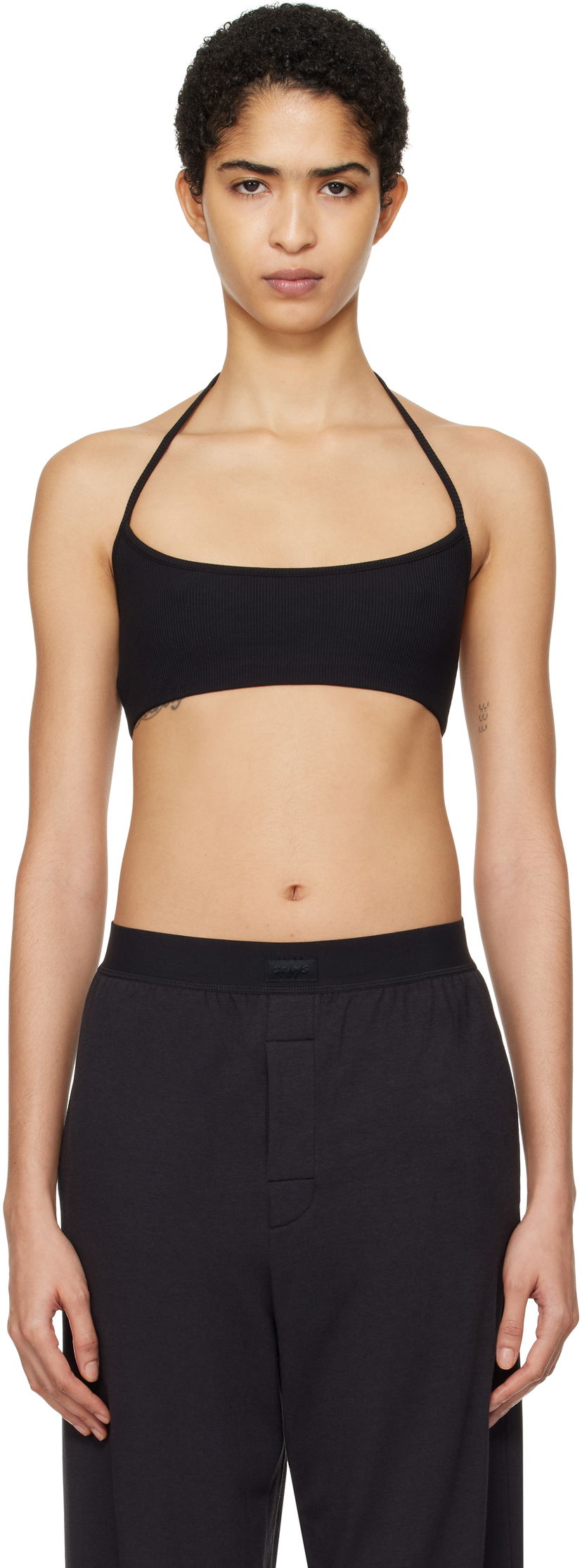 Modrček SKIMS SKIMS Soft Lounge Halter Scoop Bralette Črna | SP-SCP-6738W