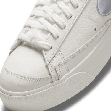 Superge in čevlji Nike Blazer Low Platform W Siva | DO8993-100, 3