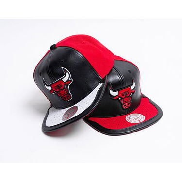 Klobuk Mitchell & Ness Two-Tone Snapback Cap with Embroidered Logo Rdeča | 6HSSMM19224-CBUBKWH, 2
