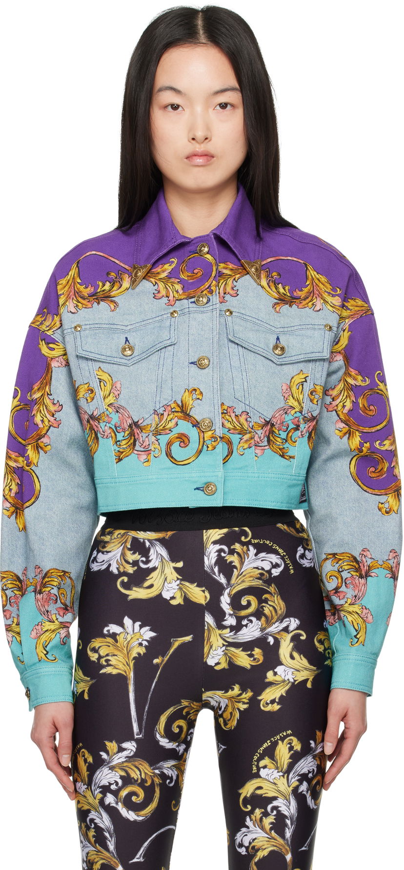 Jakna Versace Versace Jeans Couture Outline Barocco Cropped Denim Jacket Večbarvna | E78HAS4P0_EES139L54